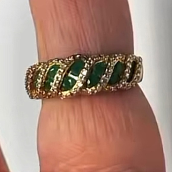 14k Natural Emerald and Diamond Ring. - Picture 2 of 4